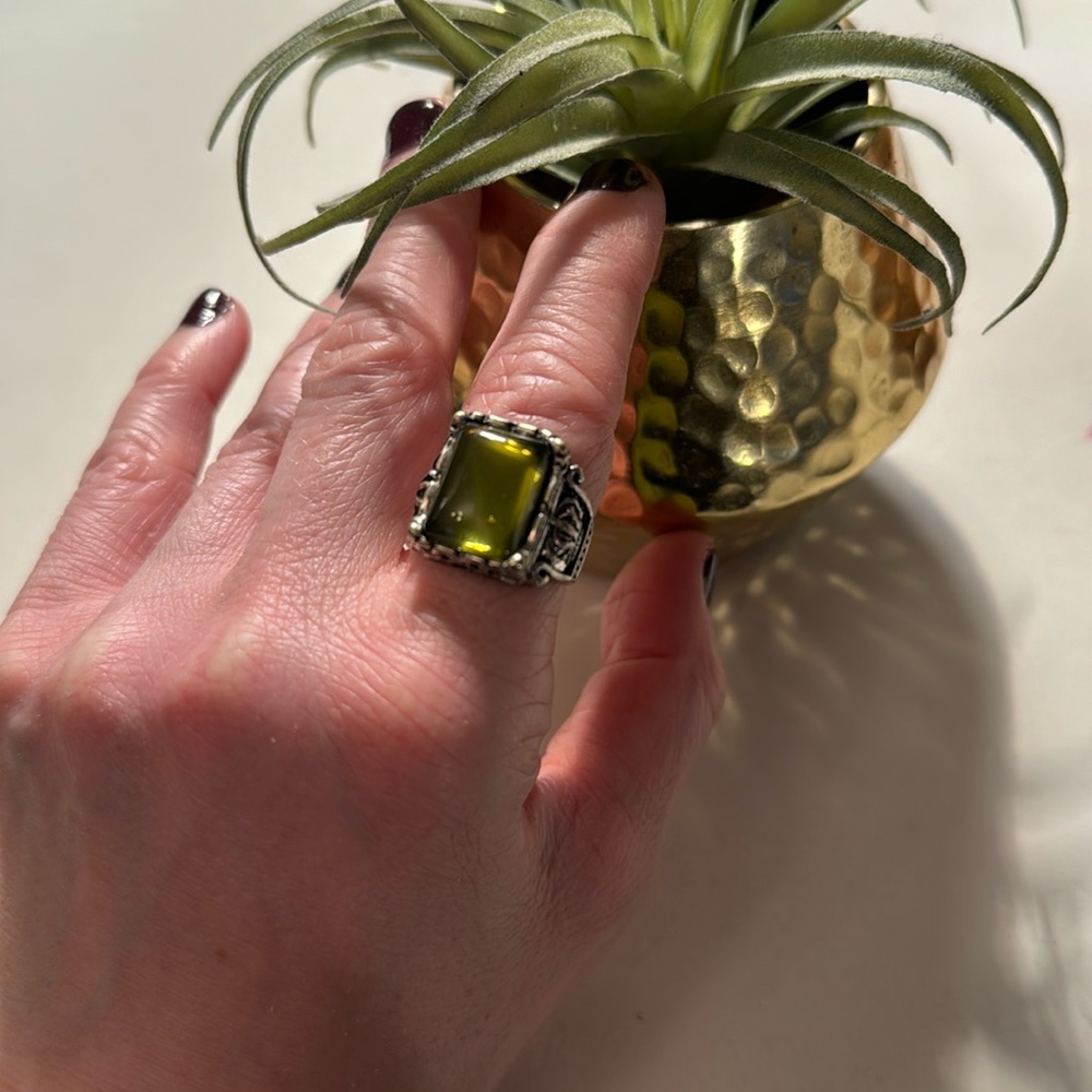 FREE PEOPLE green stone ring| size 7 | NWOT | beautiful great statement piece!